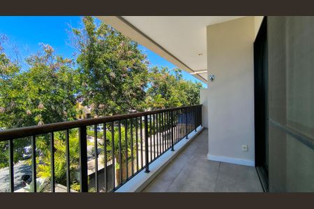 Casa de condomínio à venda com 450m², 4 quartos e 3 vagas Casa de condomínio à venda com 450m², 4 quartos e 3 vagasVaranda da Suíte 3