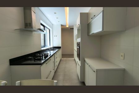 Casa de condomínio à venda com 450m², 4 quartos e 3 vagas Casa de condomínio à venda com 450m², 4 quartos e 3 vagasCozinha