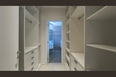Casa de condomínio à venda com 450m², 4 quartos e 3 vagas Casa de condomínio à venda com 450m², 4 quartos e 3 vagasCloset da Suíte 1