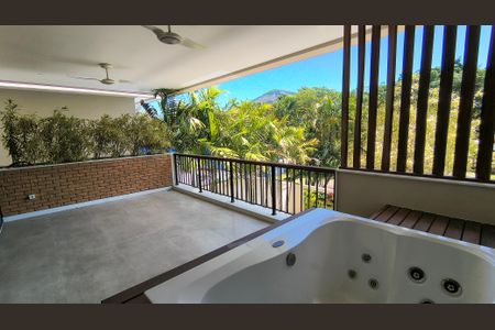 Casa de condomínio à venda com 450m², 4 quartos e 3 vagas Casa de condomínio à venda com 450m², 4 quartos e 3 vagasVaranda da Suíte 1