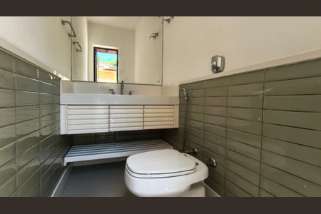 Casa de condomínio à venda com 450m², 4 quartos e 3 vagas Casa de condomínio à venda com 450m², 4 quartos e 3 vagasLavabo do Quintal