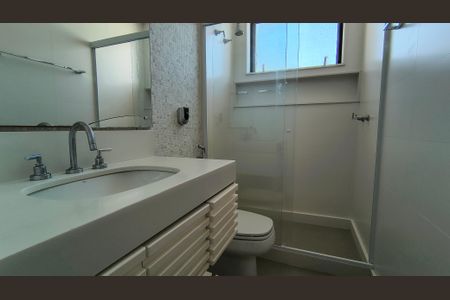 Casa de condomínio à venda com 450m², 4 quartos e 3 vagas Casa de condomínio à venda com 450m², 4 quartos e 3 vagasBanheiro da Suíte 2