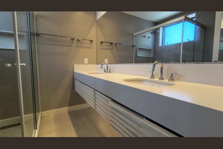 Casa de condomínio à venda com 450m², 4 quartos e 3 vagas Casa de condomínio à venda com 450m², 4 quartos e 3 vagasBanheiro 1 da Suíte 1