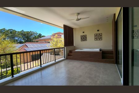 Casa de condomínio à venda com 450m², 4 quartos e 3 vagas Casa de condomínio à venda com 450m², 4 quartos e 3 vagasVaranda da Suíte 1