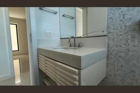 Casa de condomínio à venda com 450m², 4 quartos e 3 vagas Casa de condomínio à venda com 450m², 4 quartos e 3 vagasBanheiro da Suíte 2