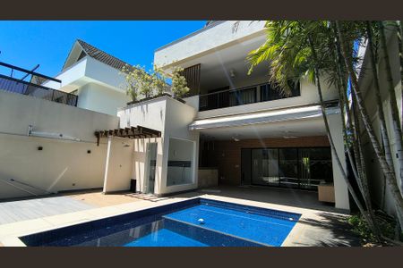 Casa de condomínio à venda com 450m², 4 quartos e 3 vagas Casa de condomínio à venda com 450m², 4 quartos e 3 vagasQuintal