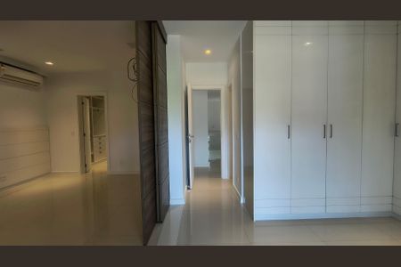 Casa de condomínio à venda com 450m², 4 quartos e 3 vagas Casa de condomínio à venda com 450m², 4 quartos e 3 vagasSuíte 1