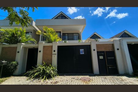 Casa de condomínio à venda com 450m², 4 quartos e 3 vagas Casa de condomínio à venda com 450m², 4 quartos e 3 vagasFachada da Casa