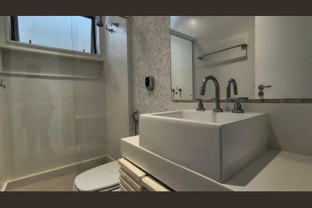 Casa de condomínio à venda com 450m², 4 quartos e 3 vagas Casa de condomínio à venda com 450m², 4 quartos e 3 vagasBanheiro 2 da Suíte 1