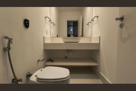 Casa de condomínio à venda com 450m², 4 quartos e 3 vagas Casa de condomínio à venda com 450m², 4 quartos e 3 vagasLavabo