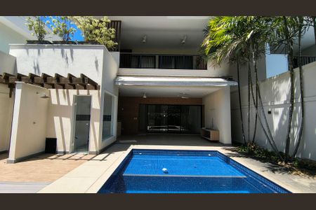 Casa de condomínio à venda com 450m², 4 quartos e 3 vagas Casa de condomínio à venda com 450m², 4 quartos e 3 vagasQuintal