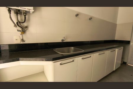 Casa de condomínio à venda com 450m², 4 quartos e 3 vagas Casa de condomínio à venda com 450m², 4 quartos e 3 vagasÁrea de Serviço