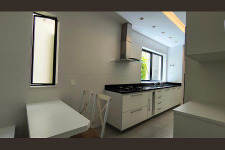 Casa de condomínio à venda com 450m², 4 quartos e 3 vagas Casa de condomínio à venda com 450m², 4 quartos e 3 vagasCozinha