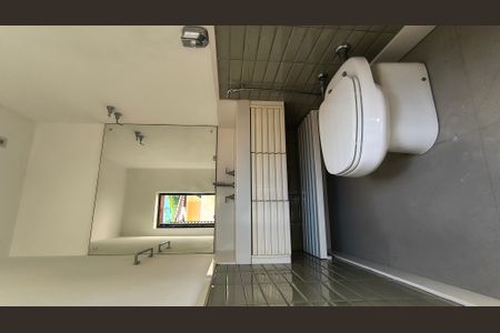 Casa de condomínio à venda com 450m², 4 quartos e 3 vagas Casa de condomínio à venda com 450m², 4 quartos e 3 vagasLavabo do Quintal