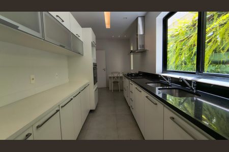 Casa de condomínio à venda com 450m², 4 quartos e 3 vagas Casa de condomínio à venda com 450m², 4 quartos e 3 vagasCozinha