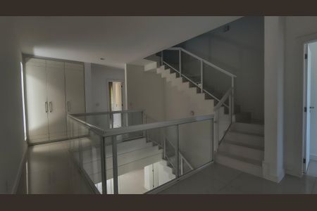 Casa de condomínio à venda com 450m², 4 quartos e 3 vagas Casa de condomínio à venda com 450m², 4 quartos e 3 vagasHall dos Quartos