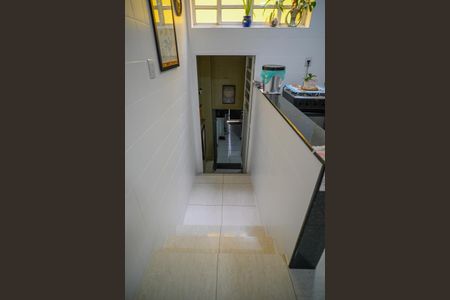 Casa à venda com 180m², 2 quartos e 2 vagas Casa à venda com 180m², 2 quartos e 2 vagasEscada para Garagem 1