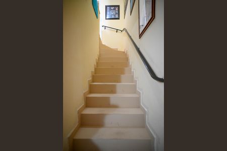 Casa à venda com 180m², 2 quartos e 2 vagas Casa à venda com 180m², 2 quartos e 2 vagasEscada