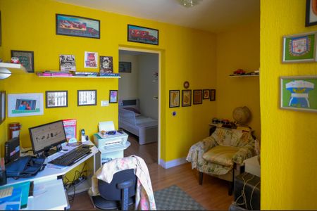 Casa à venda com 180m², 2 quartos e 2 vagas Casa à venda com 180m², 2 quartos e 2 vagasEscritório