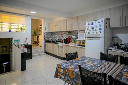 Casa à venda com 180m², 2 quartos e 2 vagas Casa à venda com 180m², 2 quartos e 2 vagasCozinha