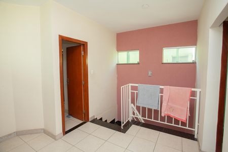 Sala de casa à venda com 3 quartos, 95m² em Vila Beneves, Contagem