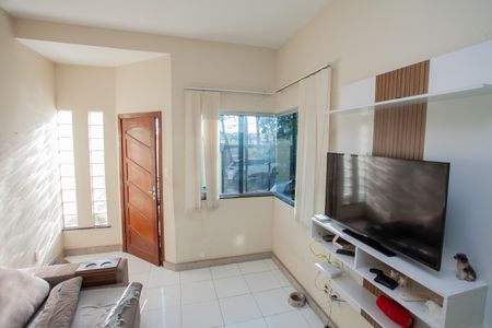 Sala de TV de casa à venda com 3 quartos, 95m² em Vila Beneves, Contagem