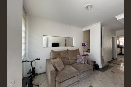Sala de casa de condomínio para alugar com 2 quartos, 93m² em Conjunto Residencial Vista Verde, São Paulo