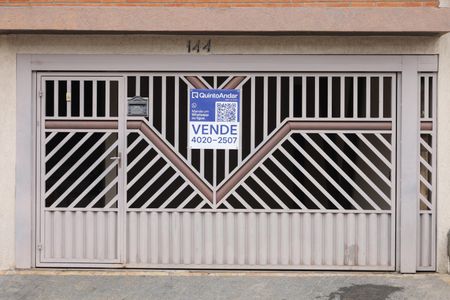 Casa à venda com 70m², 2 quartos e 1 vagaPlaca grande instalada no portão do imóvel - Código do imóvel VGEF-693