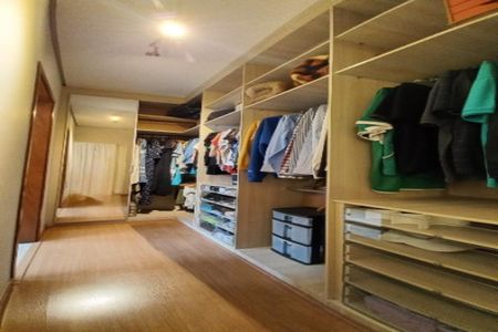 Casa de condomínio à venda com 313m², 3 quartos e 6 vagasCloset das Suíte 1 