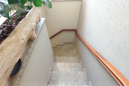 Casa de condomínio à venda com 313m², 3 quartos e 6 vagasEscada 