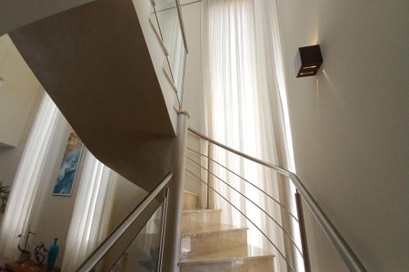 Casa de condomínio à venda com 313m², 3 quartos e 6 vagasEscada 