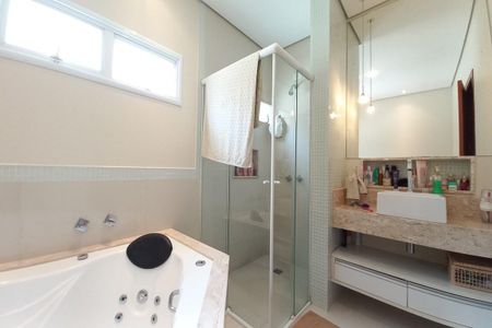 Casa de condomínio à venda com 313m², 3 quartos e 6 vagasBanheiro da Suíte 1