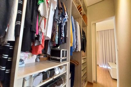 Casa de condomínio à venda com 313m², 3 quartos e 6 vagasCloset da Suíte 1 