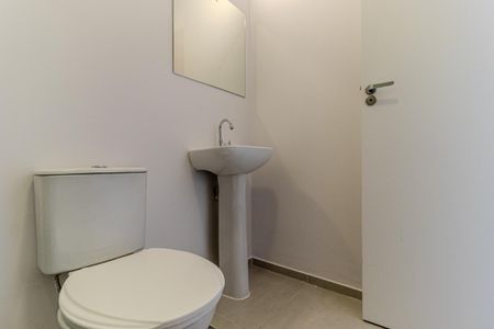 Banheiro de kitnet/studio para alugar com 1 quarto, 27m² em República, São Paulo