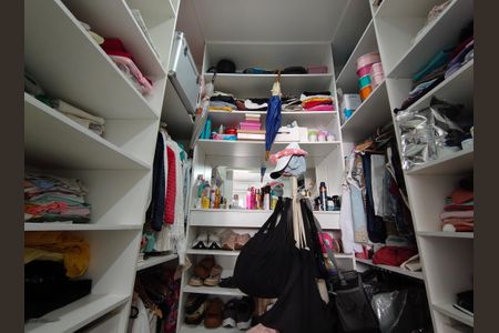 Casa à venda com 123m², 2 quartos e 3 vagas Casa à venda com 123m², 2 quartos e 3 vagasCloset do Quarto 2