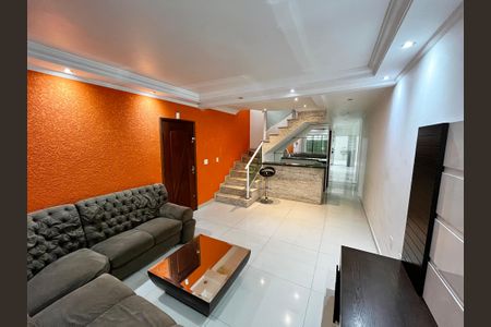 Casa para alugar com 150m², 3 quartos e 2 vagasSala