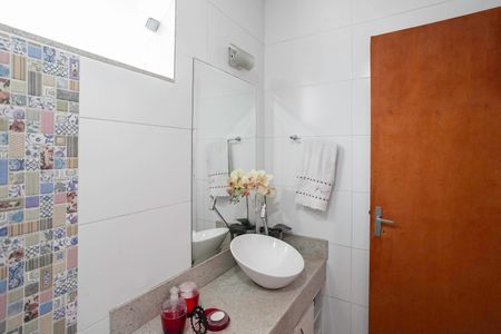 Casa à venda com 210m², 3 quartos e 2 vagas Casa à venda com 210m², 3 quartos e 2 vagasBanheiro social