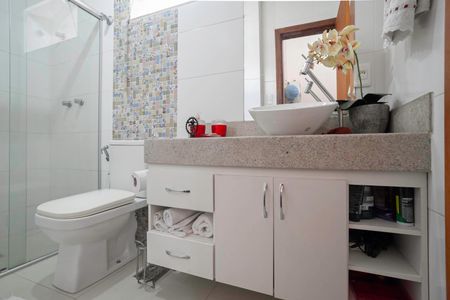 Casa à venda com 210m², 3 quartos e 2 vagas Casa à venda com 210m², 3 quartos e 2 vagasBanheiro social