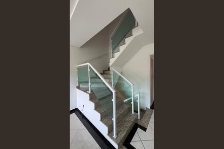 Escada de casa para alugar com 3 quartos, 133m² em Vila Pires, Santo André