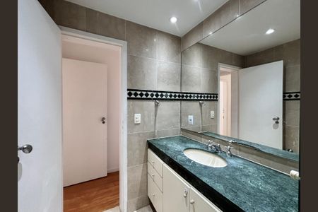 Apartamento à venda com 78m², 2 quartos e 2 vagasSuite - banheiro