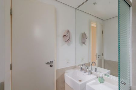 Apartamento para alugar com 290m², 2 quartos e 4 vagas Apartamento para alugar com 290m², 2 quartos e 4 vagasBanheiro da Suíte 1