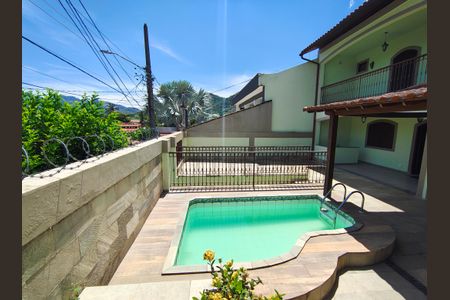 Casa à venda com 260m², 4 quartos e 2 vagasVaranda / Churrasqueira / Piscina