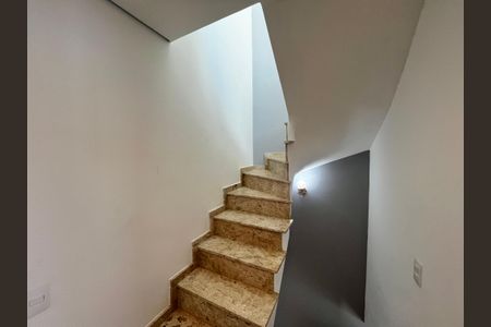 Casa de condomínio para alugar com 192m², 3 quartos e 2 vagas Casa de condomínio para alugar com 192m², 3 quartos e 2 vagasEscada