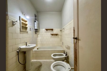 Apartamento à venda com 75m², 2 quartos e sem vagaBanheiro social