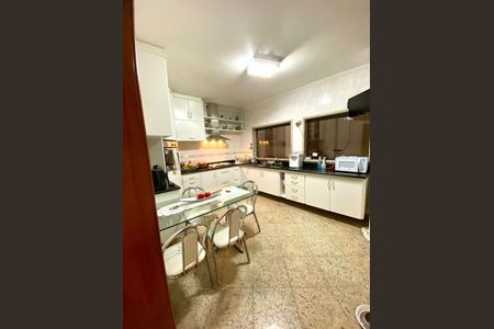 Casa à venda com 380m², 4 quartos e 6 vagas