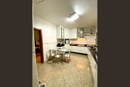 Casa à venda com 380m², 4 quartos e 6 vagas