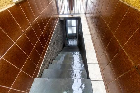 Casa para alugar com 360m², 3 quartos e 5 vagasEscada