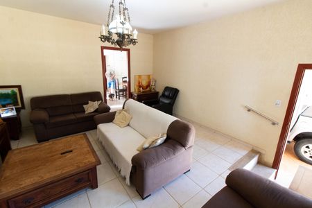 Casa à venda com 192m², 3 quartos e 3 vagasSALA