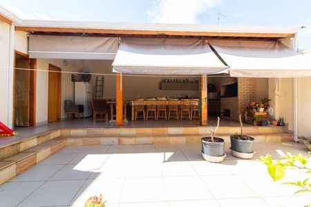 Casa à venda com 192m², 3 quartos e 3 vagasÁREA EXTERNA FUNDOS