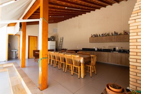 Casa à venda com 192m², 3 quartos e 3 vagasÁREA EXTERNA FUNDOS